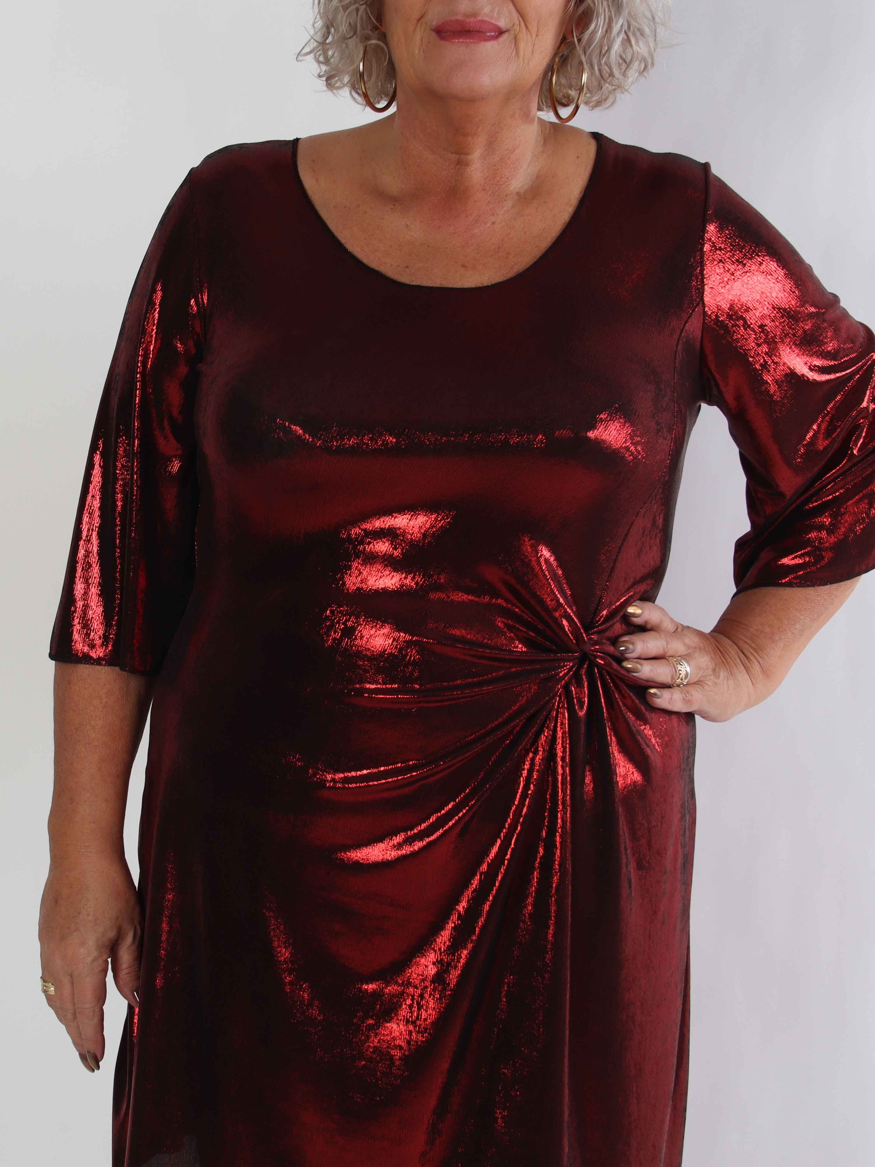 Roxy - Plus size klänning i glansigt material med elegant knutdetalj